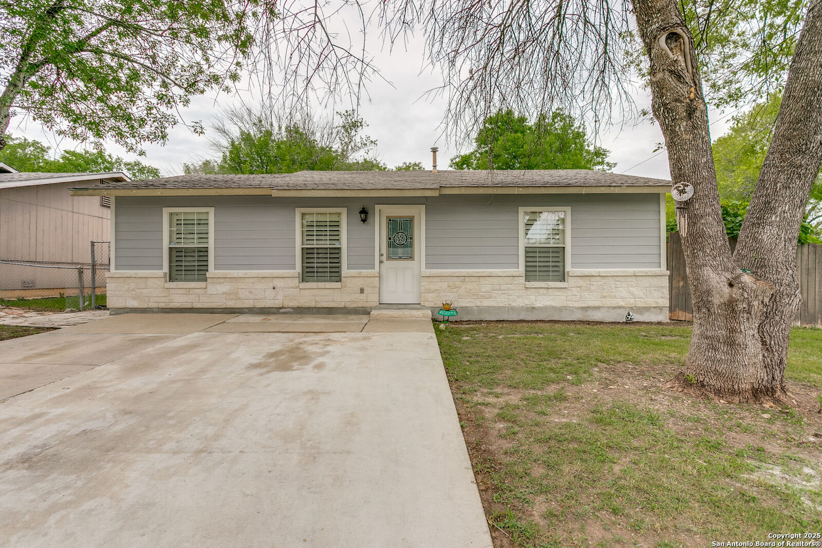 Property Photo: 6703 Middle Oaks Dr. TX 78227
