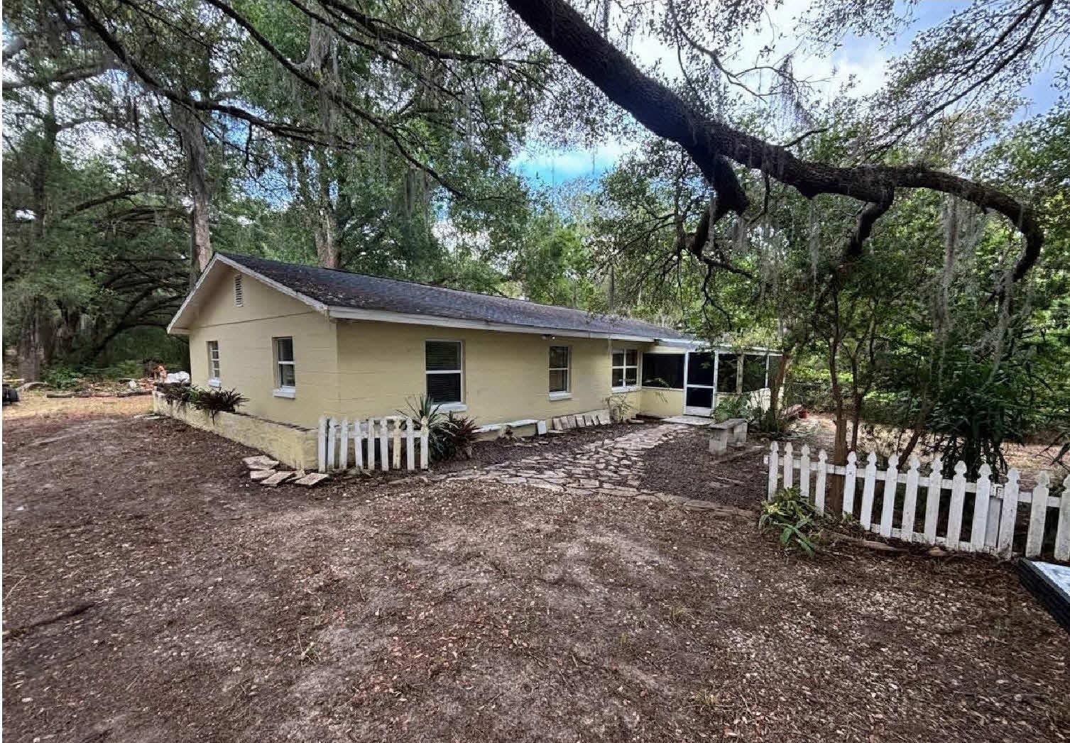 Property Photo: 16325 SE 134th Ct FL 32195