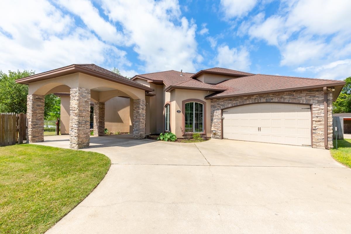 Property Photo: 216 Berwick Dr TX 77611