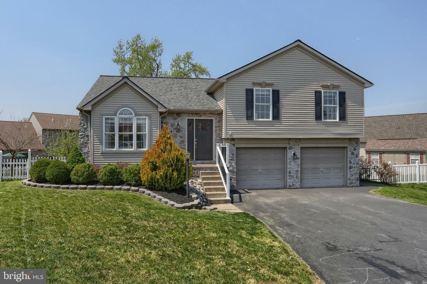 Property Photo: 39 Red Maple Circle PA 17078