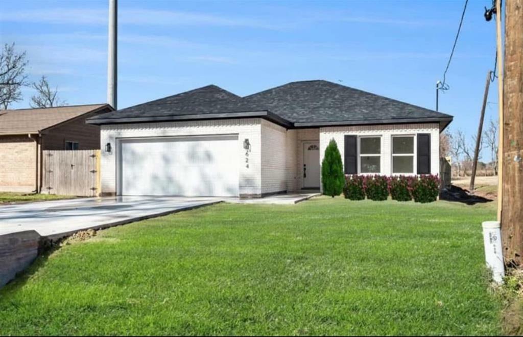Property Photo: 624 Pinewood TX 77385
