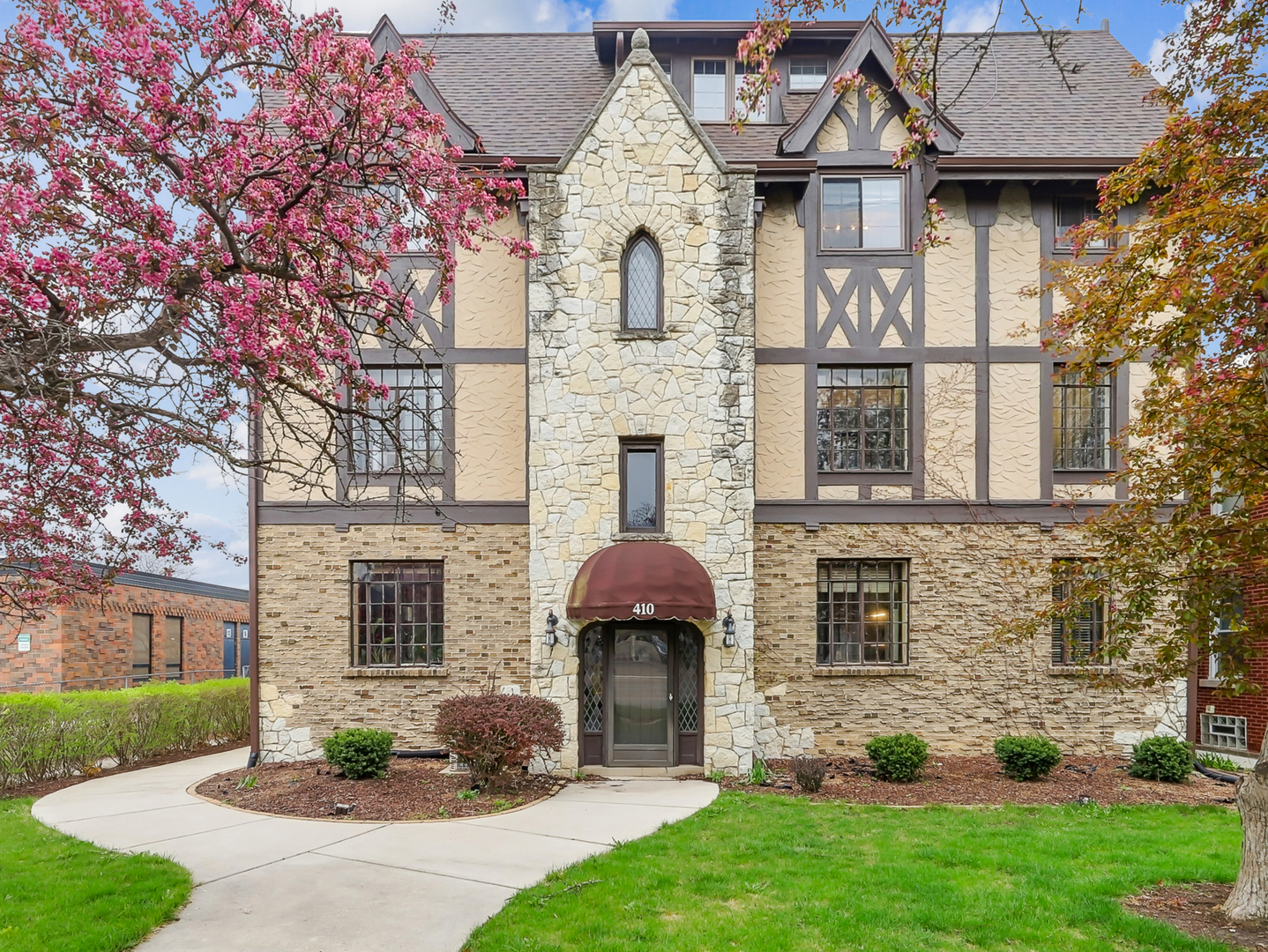 Property Photo: 410 N Raynor Avenue 2E IL 60435
