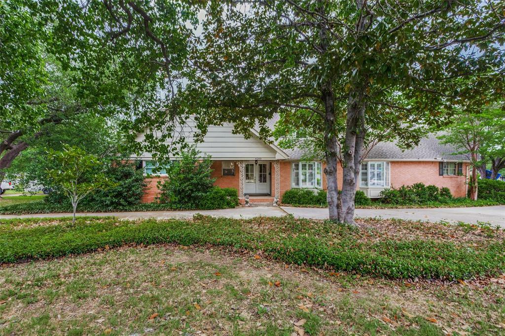 Property Photo: 4200 South Drive TX 76109