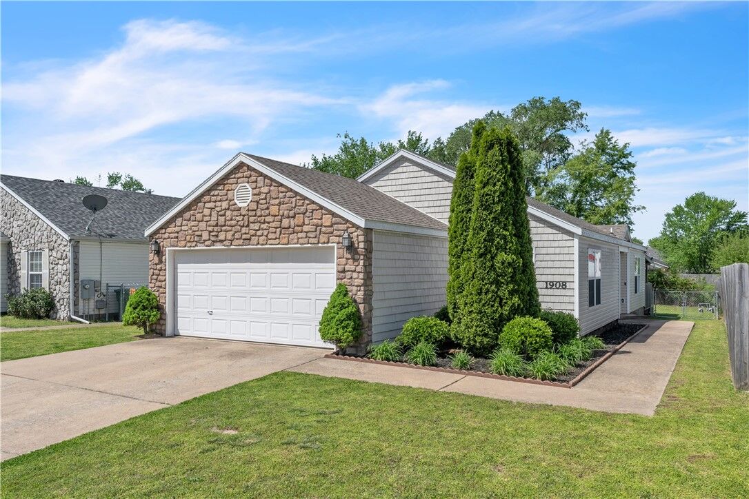 Property Photo:  1908 S Pinewoods Drive  AR 72758 