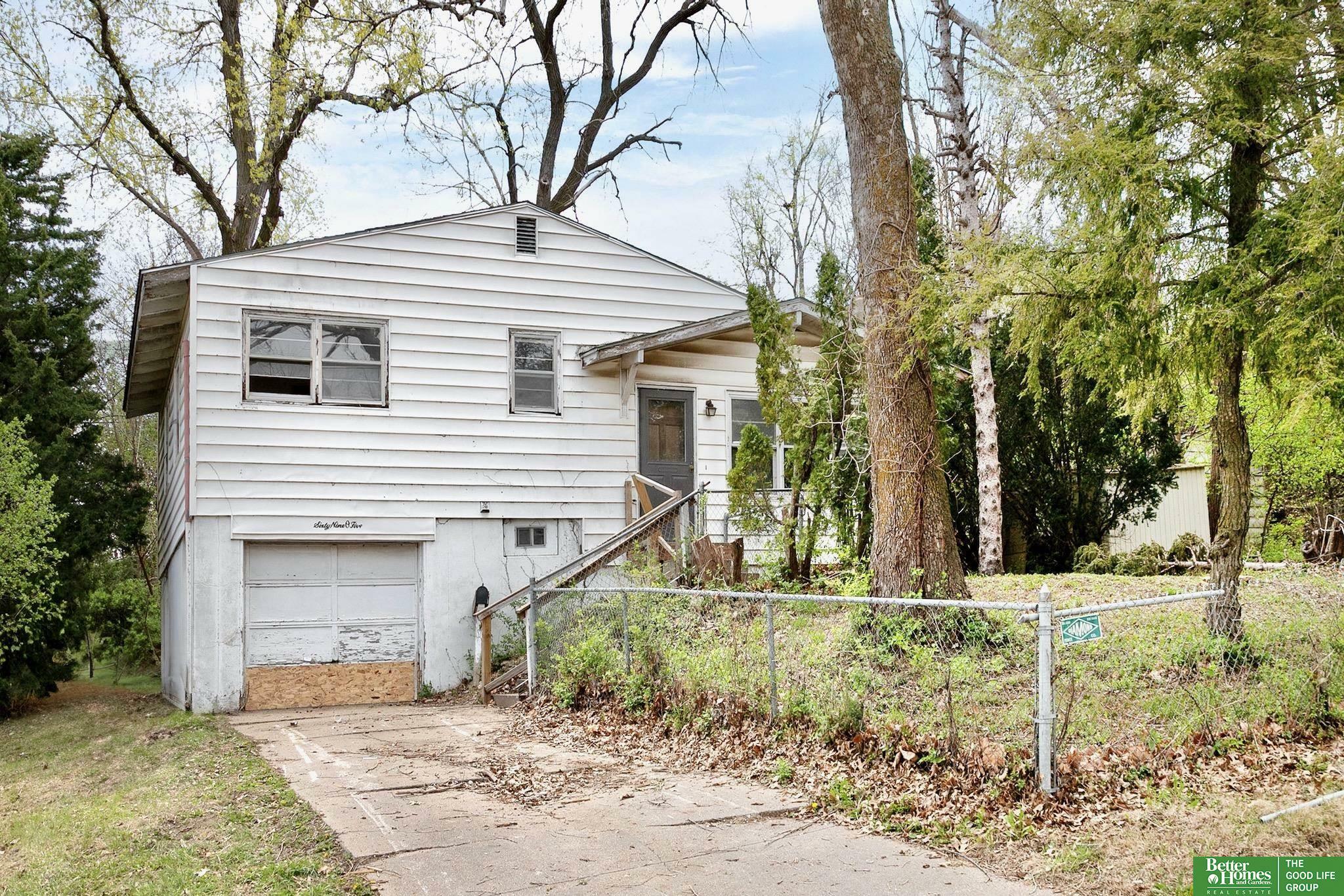 Property Photo: 6905 Laurel Avenue NE 68104