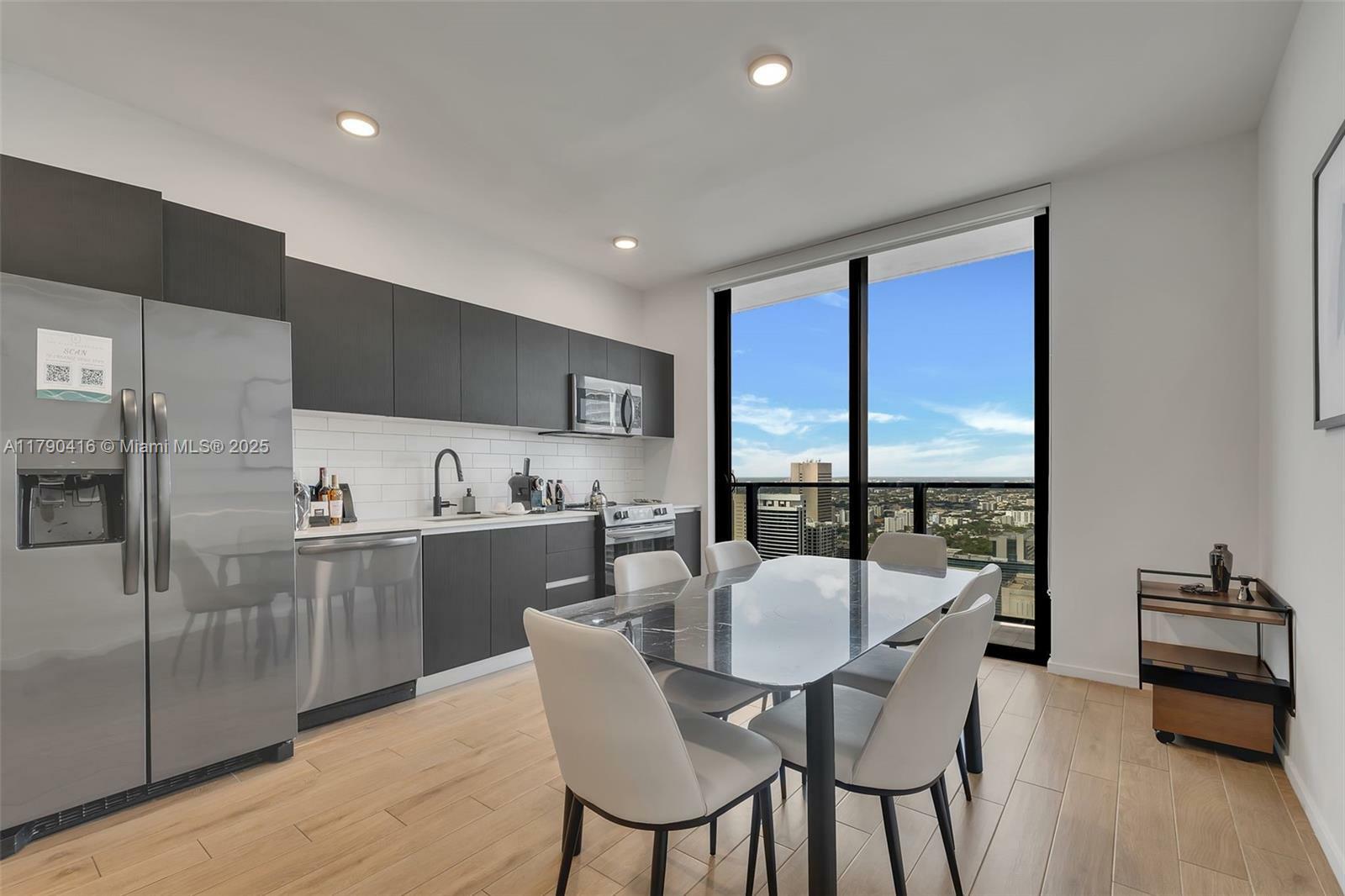 Property Photo: 398 NE 5th St 3901 FL 33132