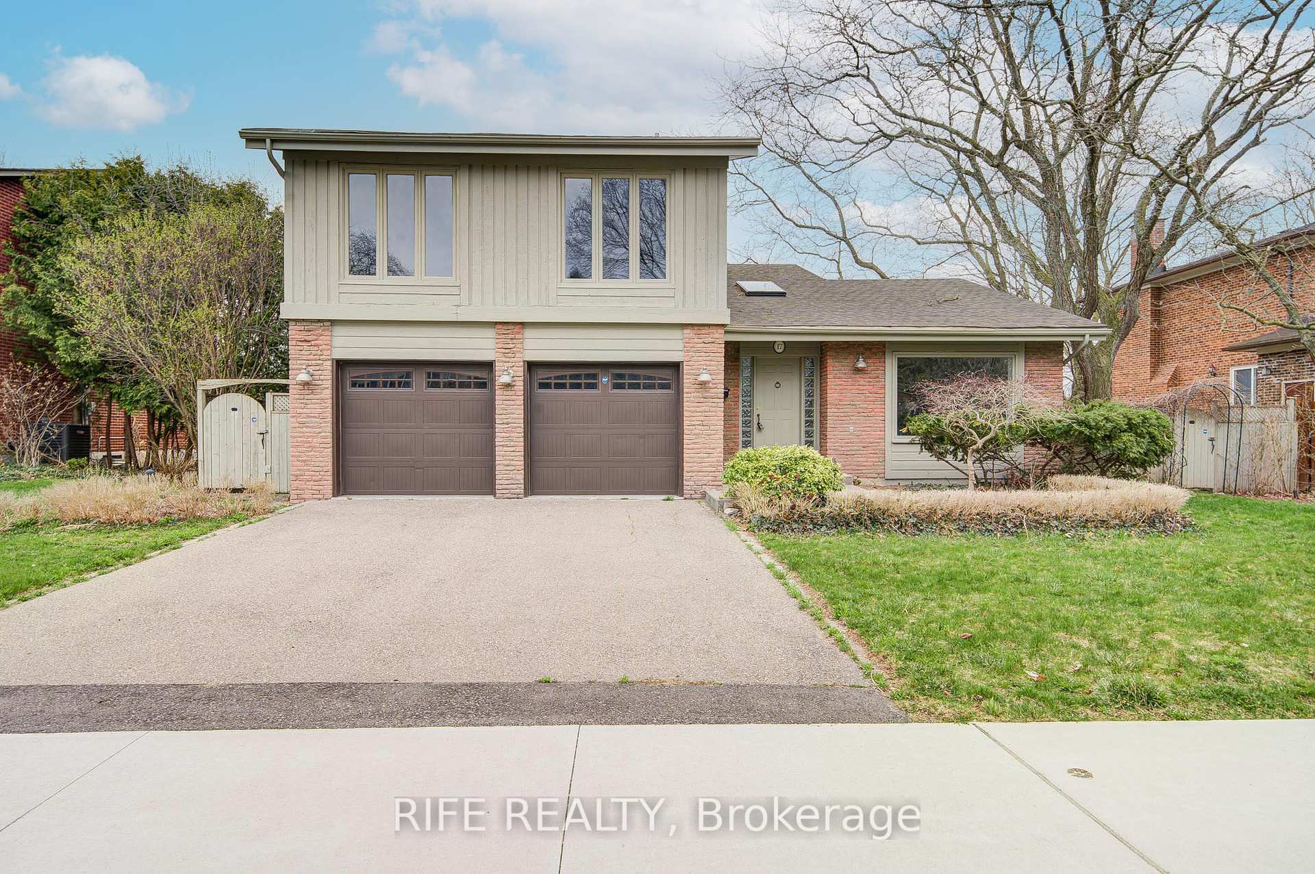 Property Photo: 17 Bramble Drive ON M3B 2E9