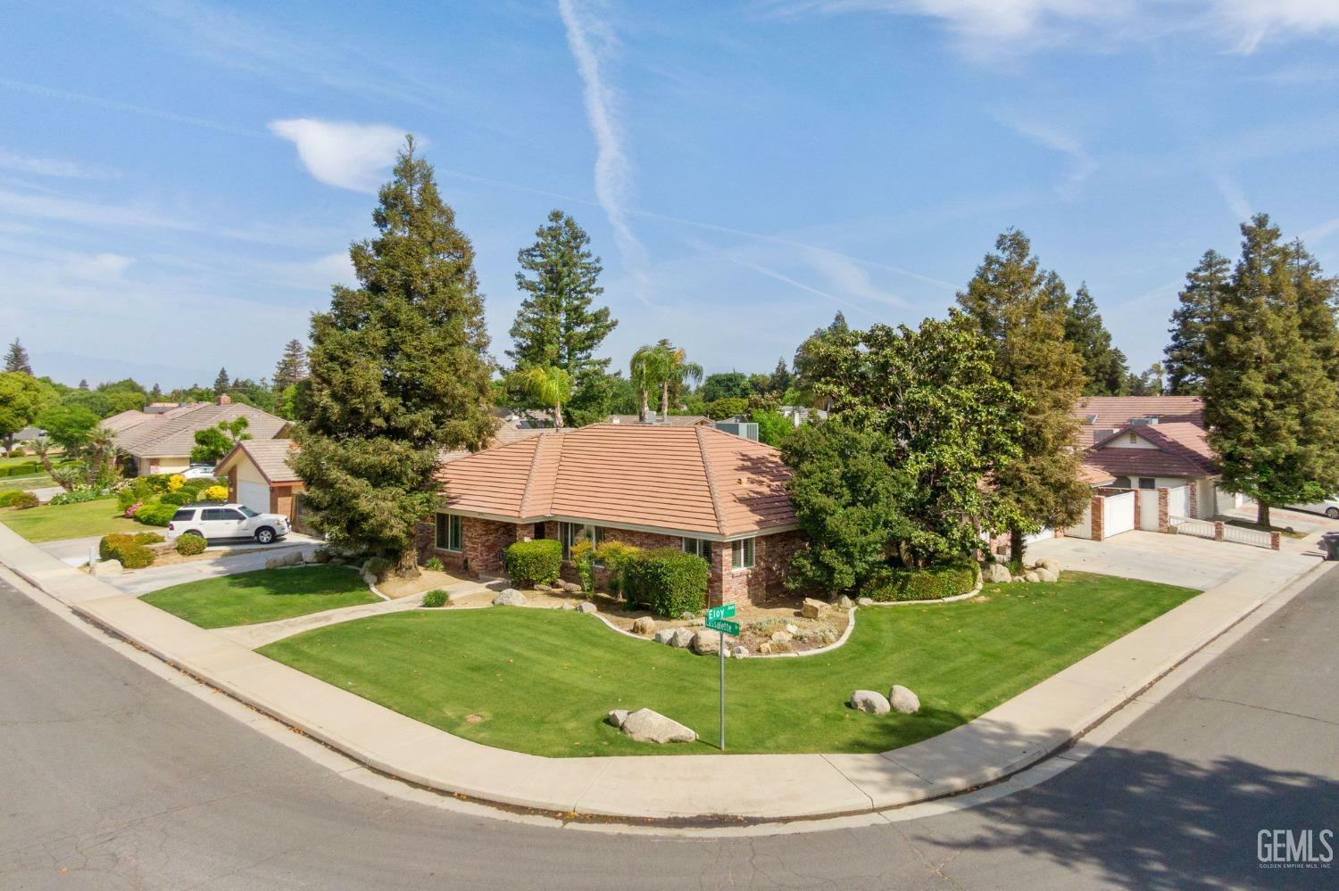 Property Photo: 6907 Lassalette Drive CA 93308