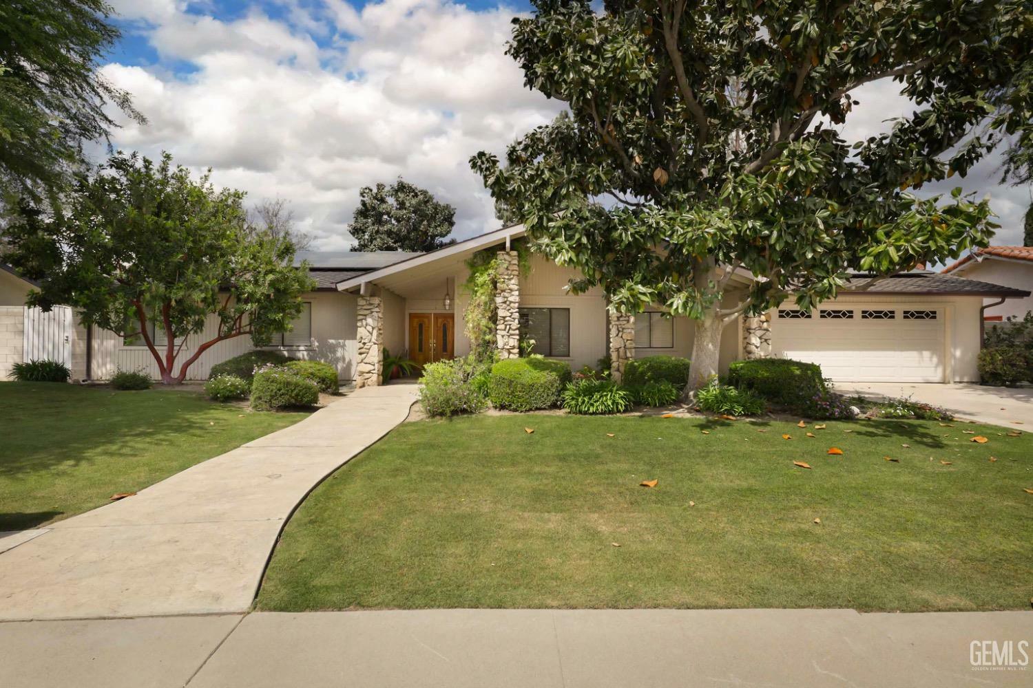 Property Photo: 7408 Dos Rios Way CA 93309