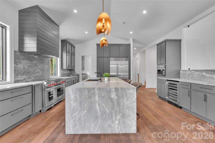 Property Photo:  1423 S Wendover Road  NC 28211 