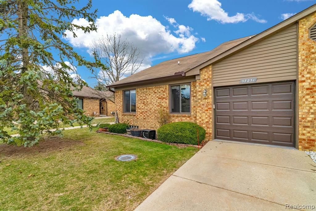 Property Photo: 37231 Glenbrook Drive MI 48036 2409