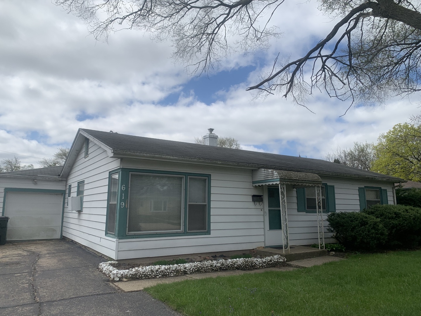 Property Photo: 619 Bonniebrook Avenue IL 60060