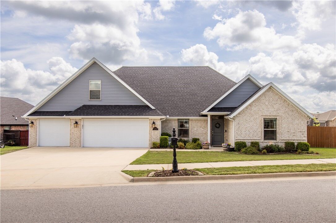 Property Photo:  2305 N Carl Street  AR 72761 