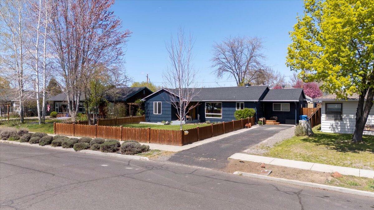 Property Photo: 699 NE Ochoco Avenue OR 97754