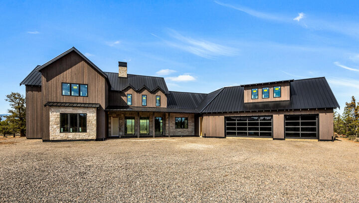 Property Photo: 66920 Fryrear Road OR 97703