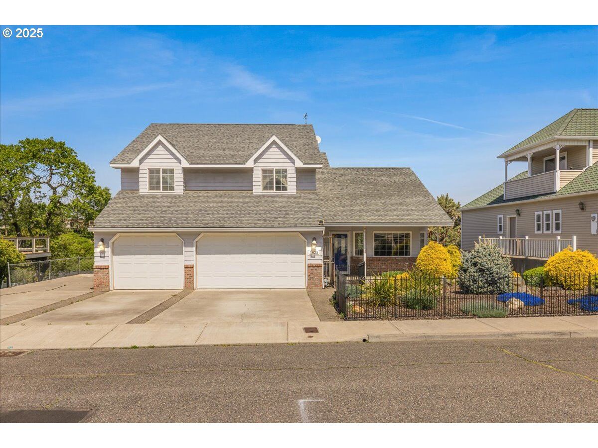 Property Photo:  1825 Minnesota St  OR 97058 