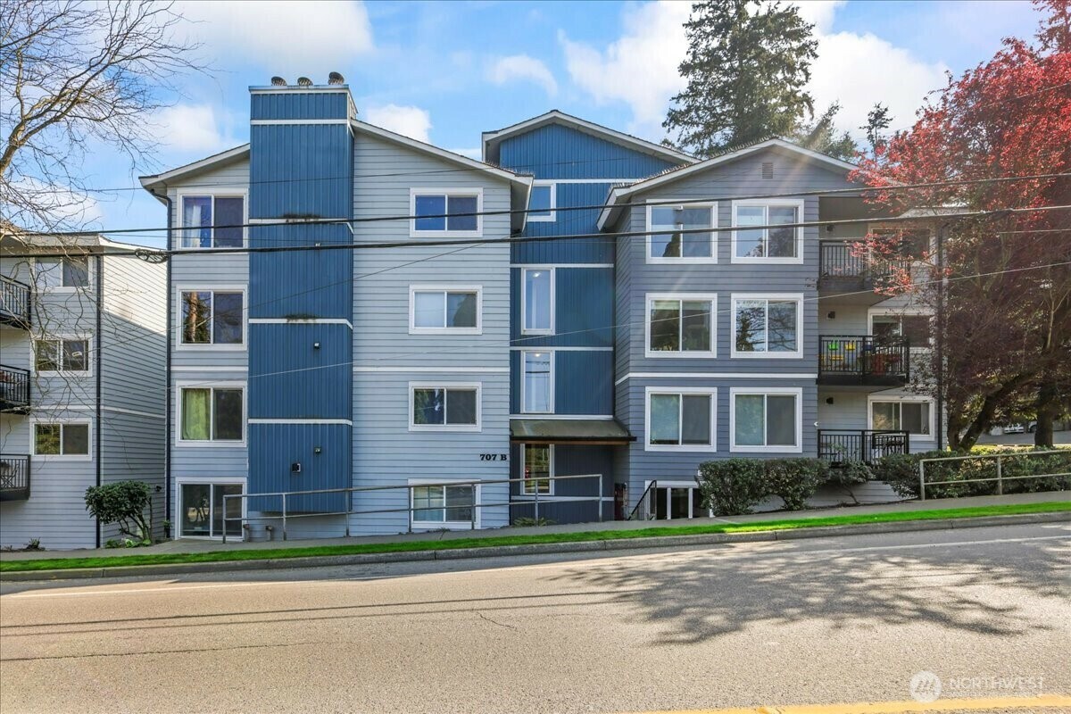 Property Photo: 707 N 130th B102 WA 98133