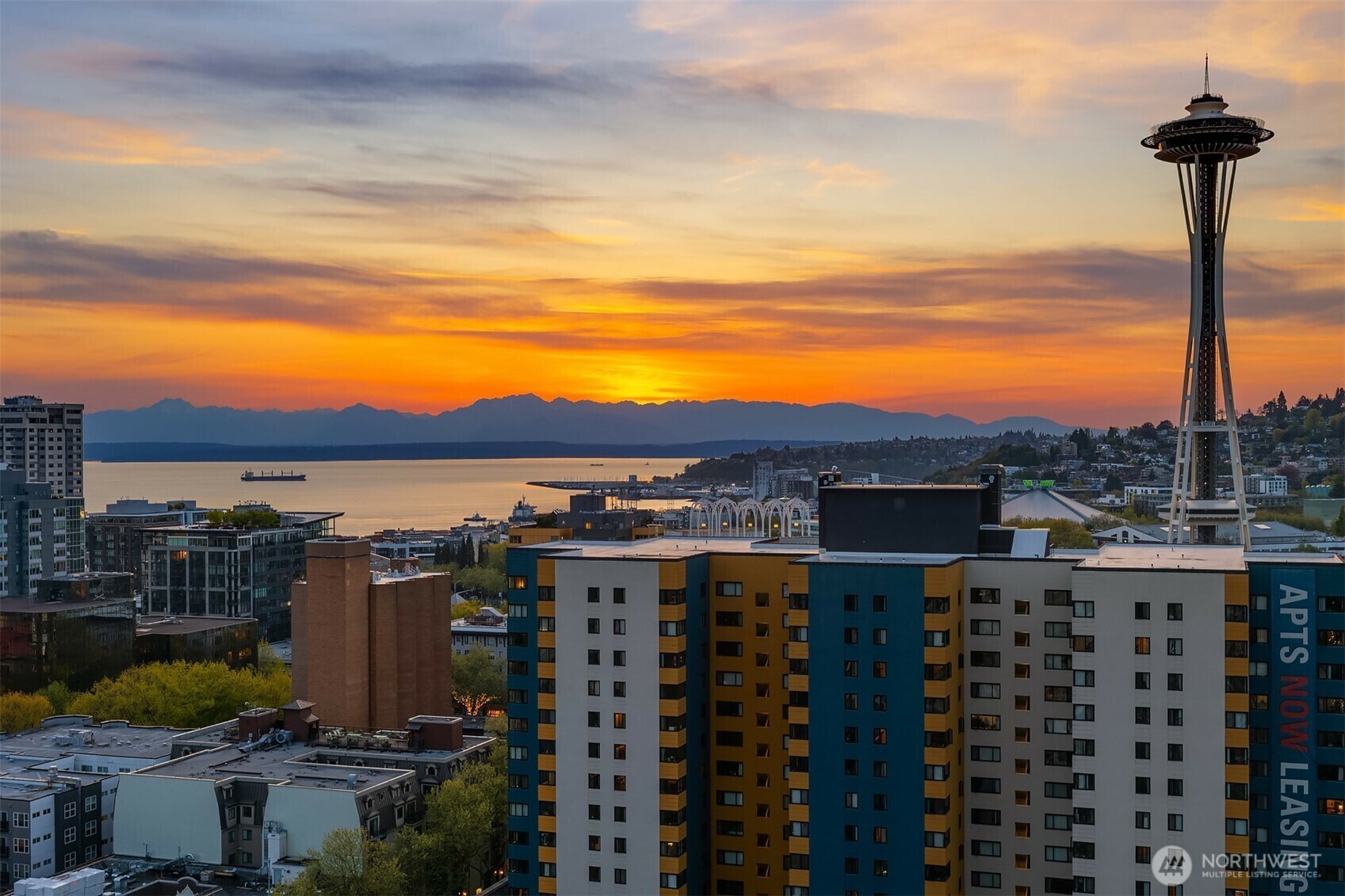 Property Photo: 583 Battery Street 2003N WA 98121