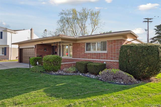 Property Photo: 33115 Chatsworth Drive MI 48312