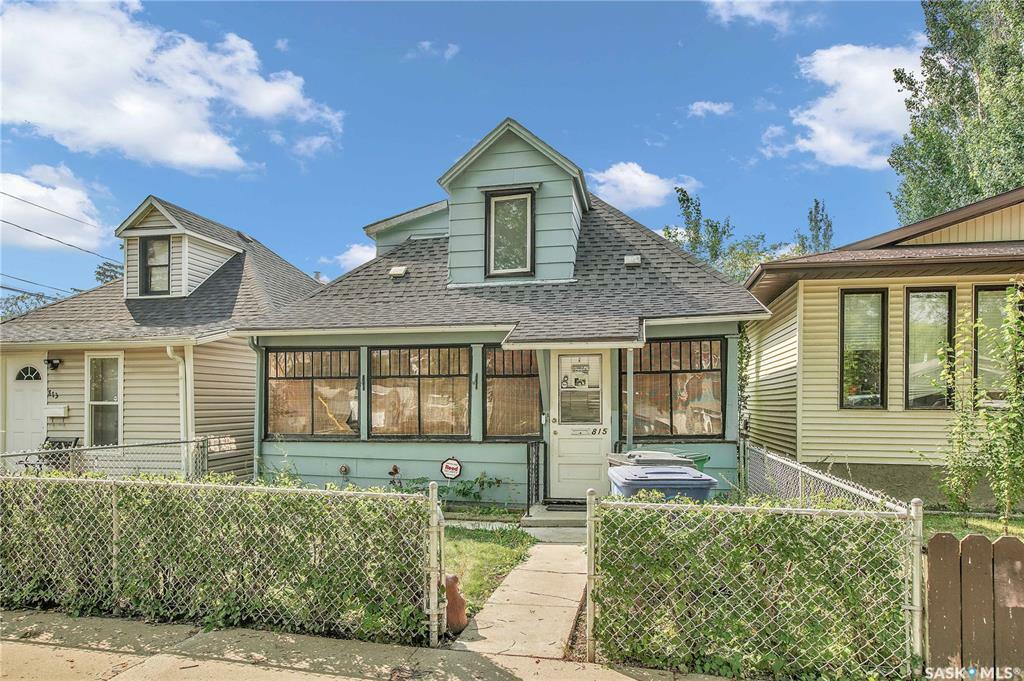 Property Photo: 815 H Avenue N SK S7L 2C3