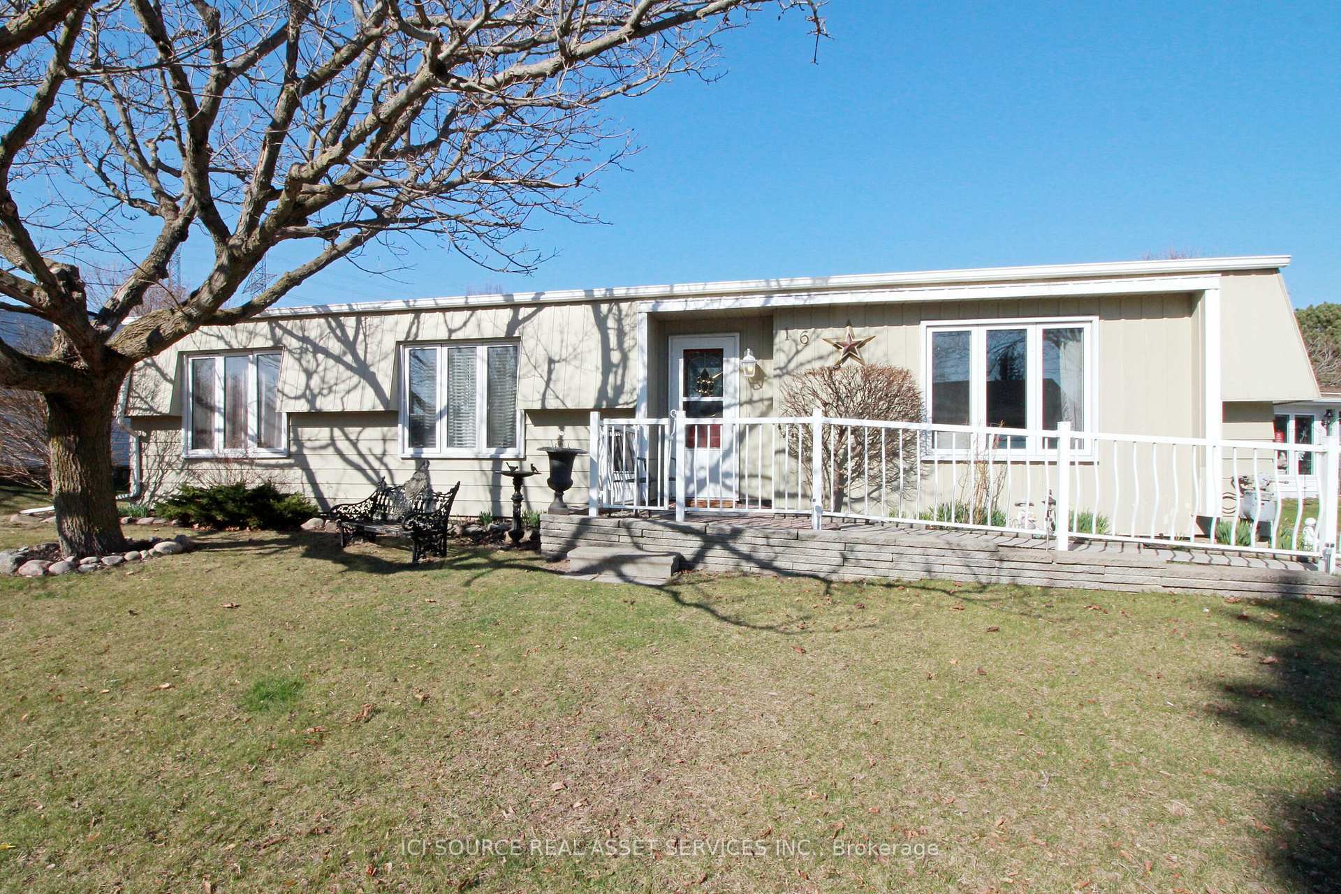 Property Photo: 16 Wheelhouse Drive ON L1B 1B9