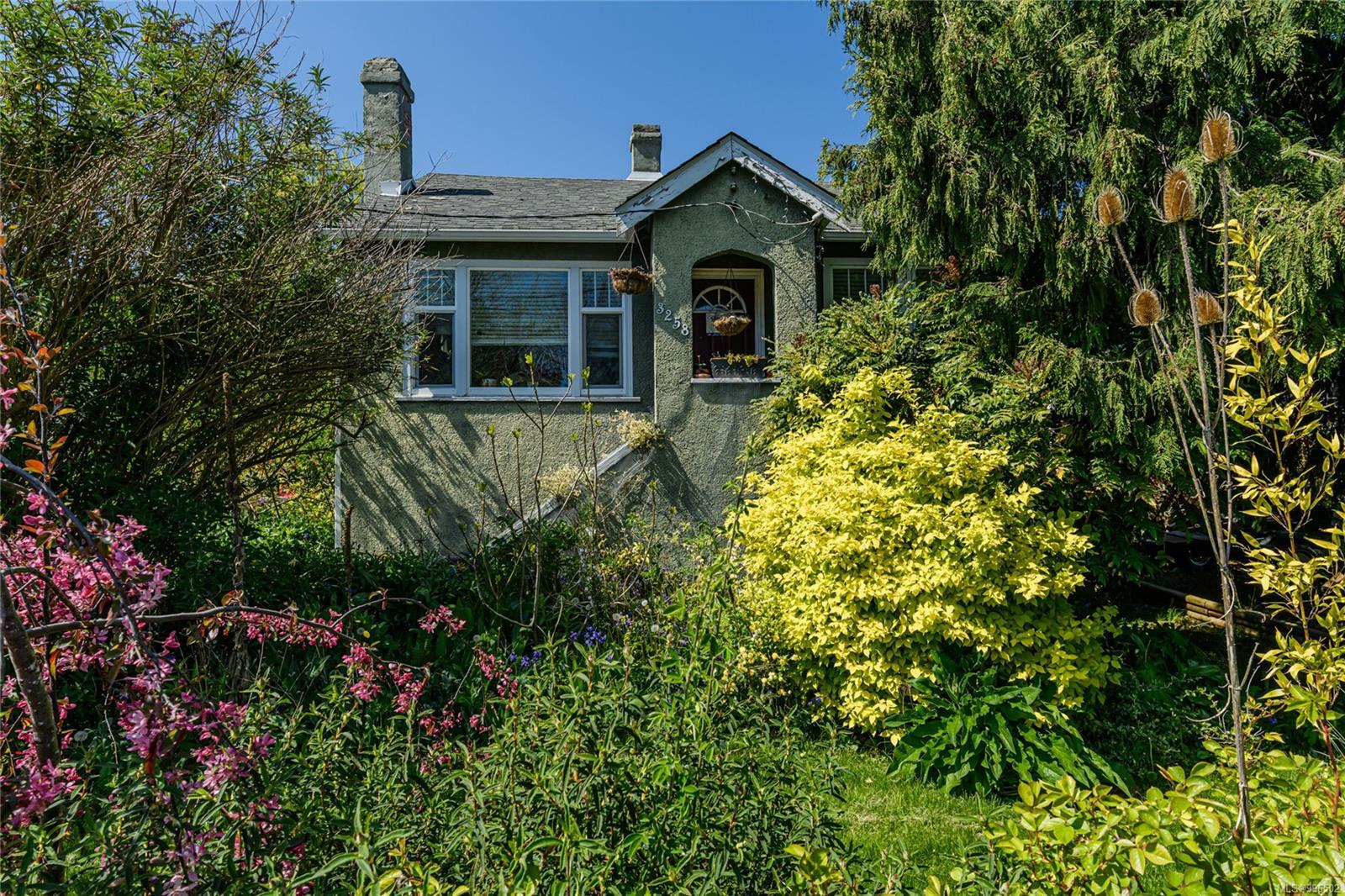 Property Photo: 3258 Irma St BC V8Z 3R8