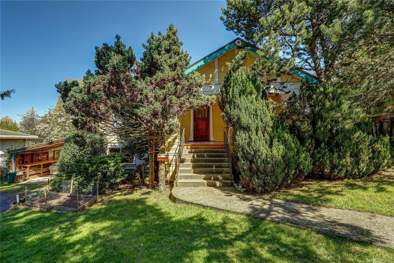 Property Photo:  660 Third St  BC V9R 1W8 