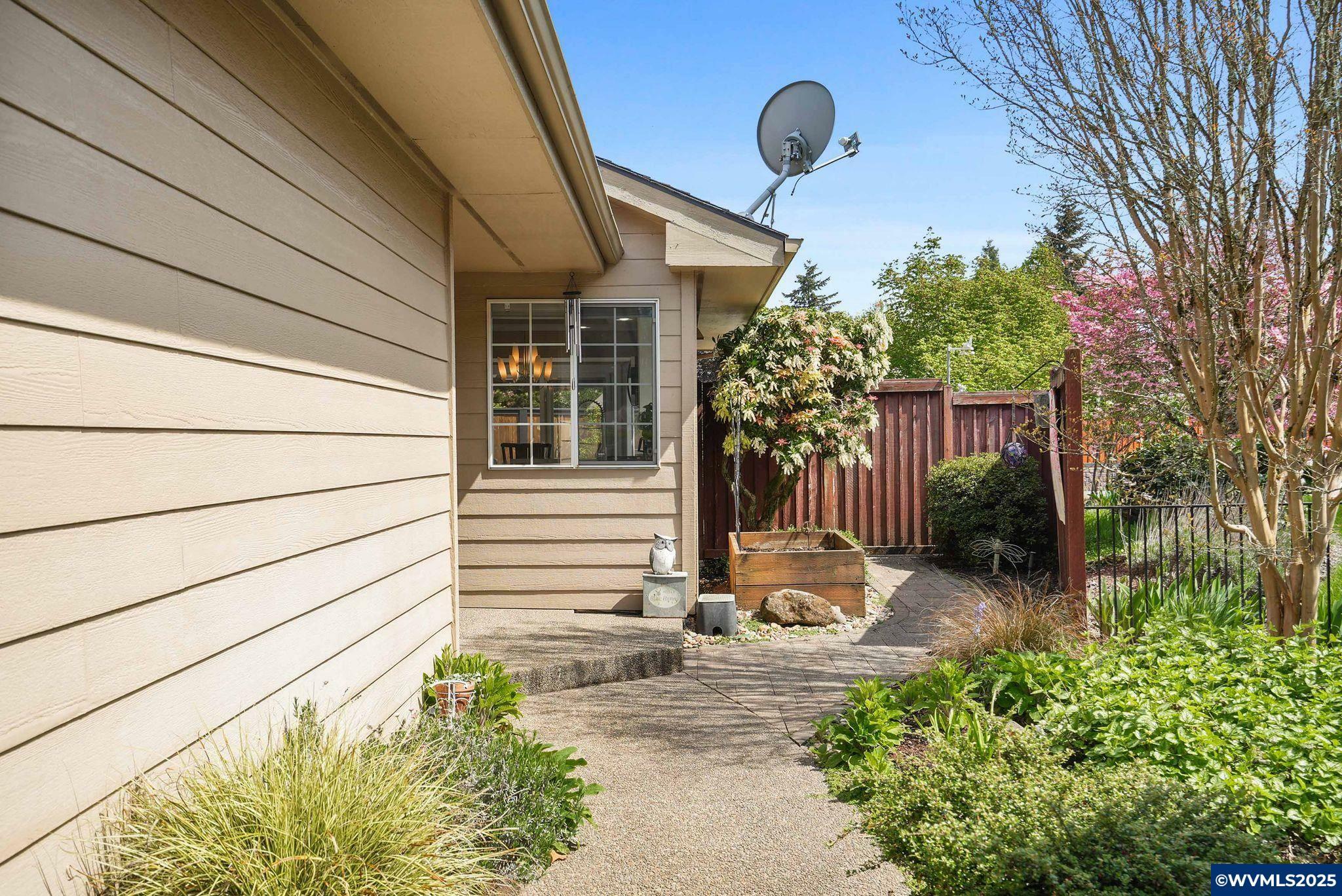 Property Photo: 1131 Pawnee Cir SE OR 97306