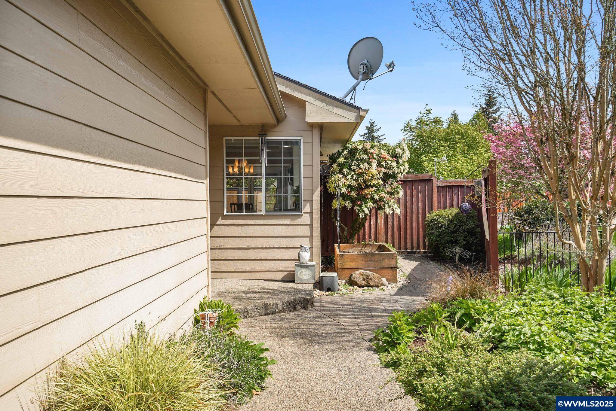 Property Photo:  1131 Pawnee Cir SE  OR 97306 