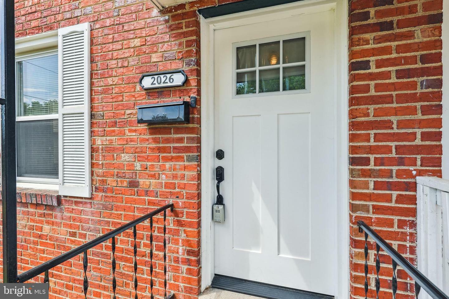 Property Photo: 2026 S Oakland Street S VA 22204