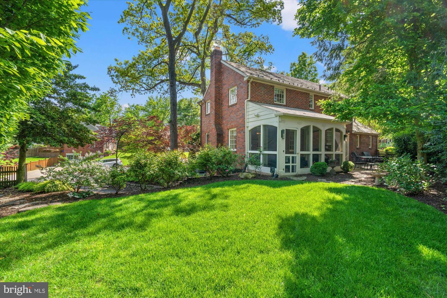 Property Photo: 821 Chalfonte Drive VA 22305