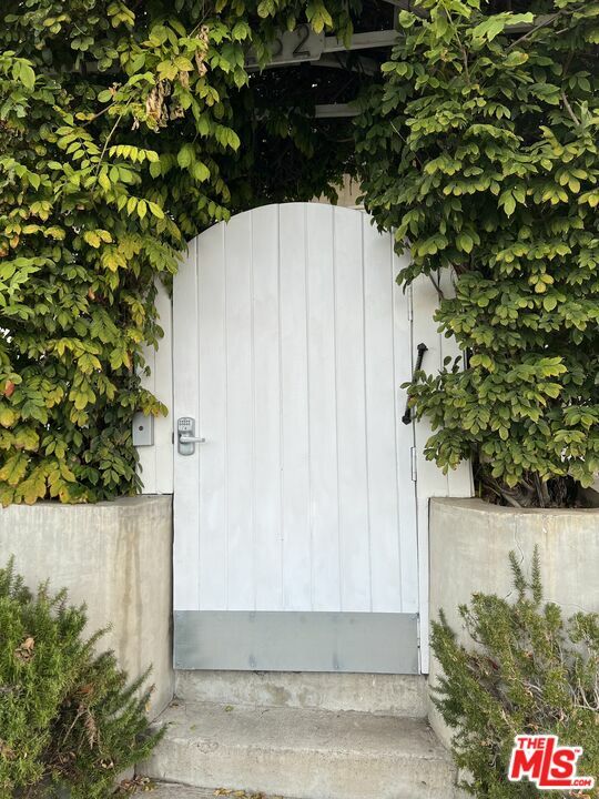 Property Photo: 252 Hampton Dr CA 90291