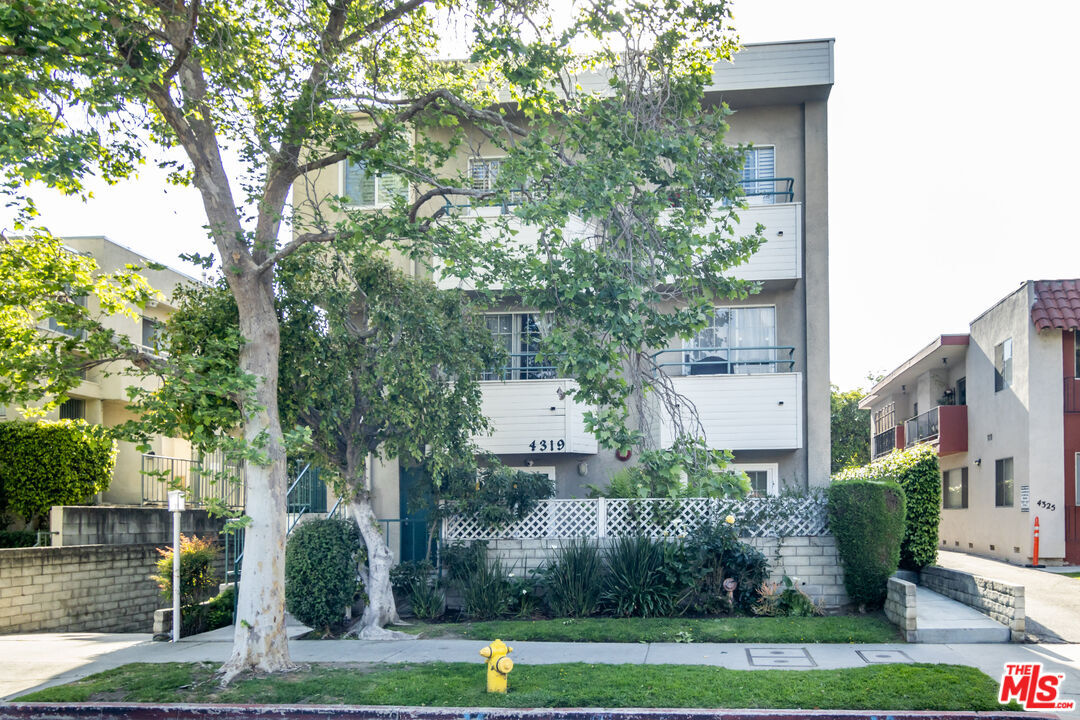 Property Photo:  4319 Dixie Canyon Ave  CA 91423 