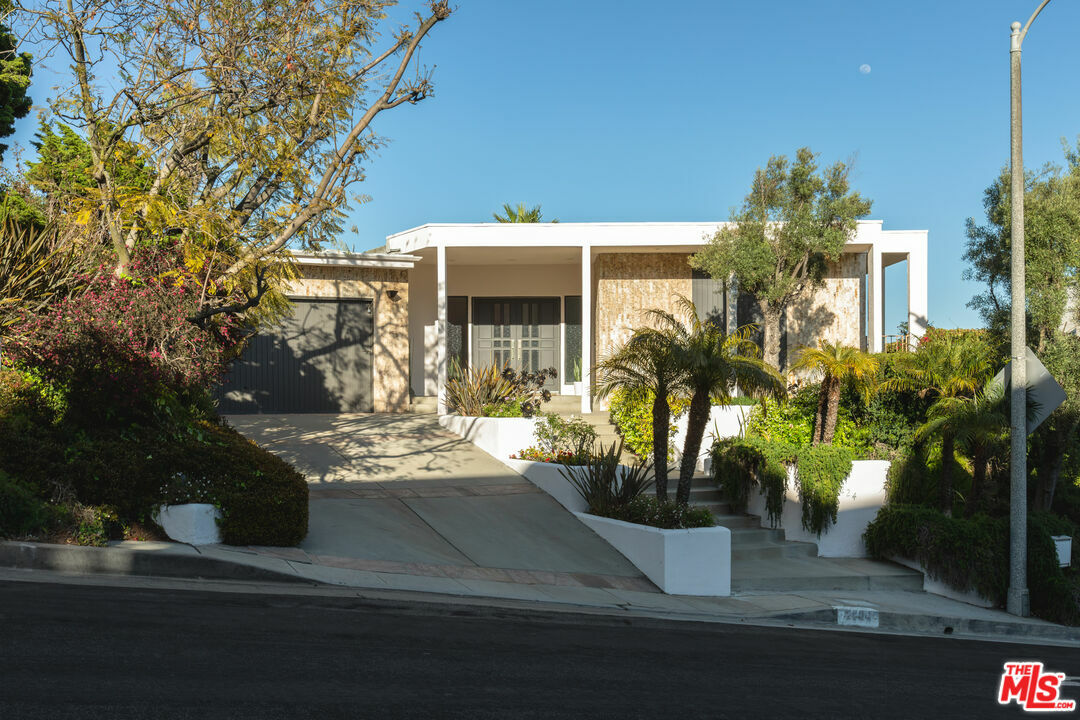 Property Photo: 2224 Hercules Dr CA 90046
