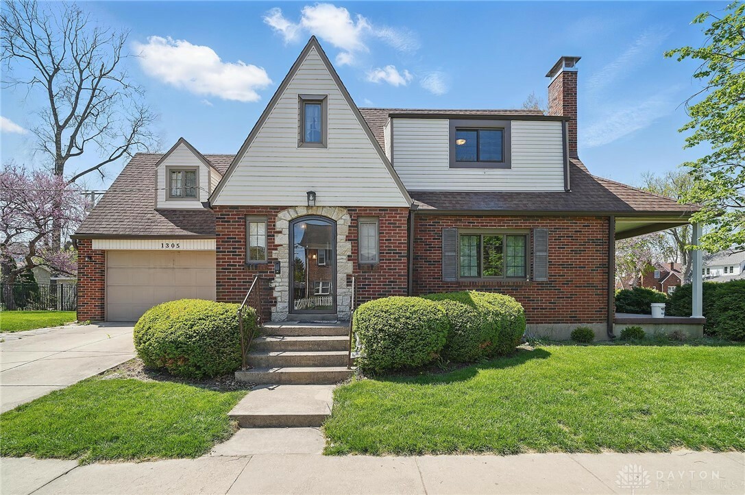 Property Photo: 1305 E Schantz Avenue OH 45419