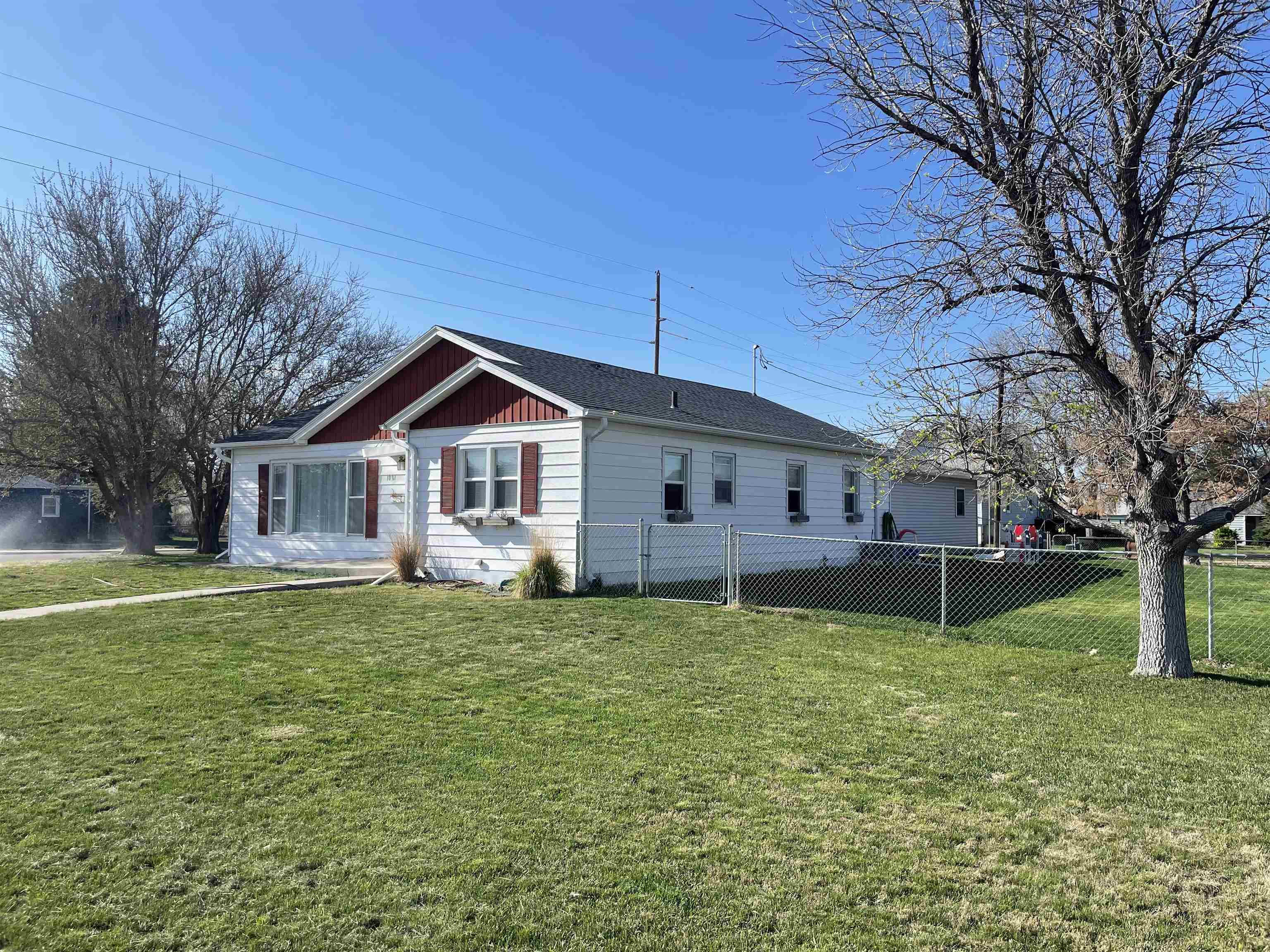 Property Photo: 1801 E Burlington NE 69101