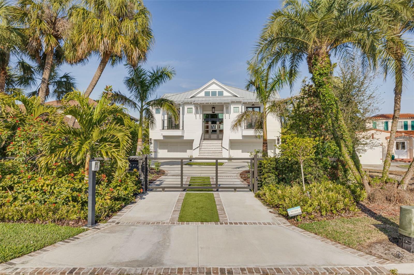 Property Photo: 721 Brightwaters Boulevard NE FL 33704
