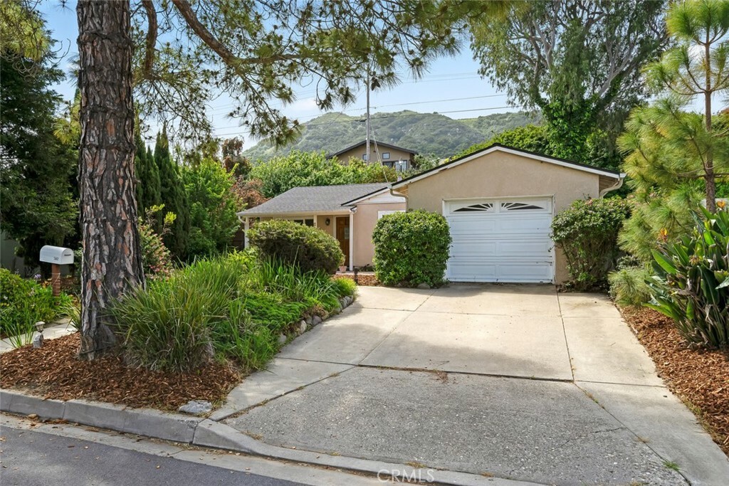 Property Photo: 147 Del Sur Way CA 93405