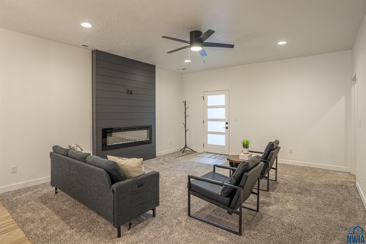Property Photo: 702 17th St SE 2 IA 51041