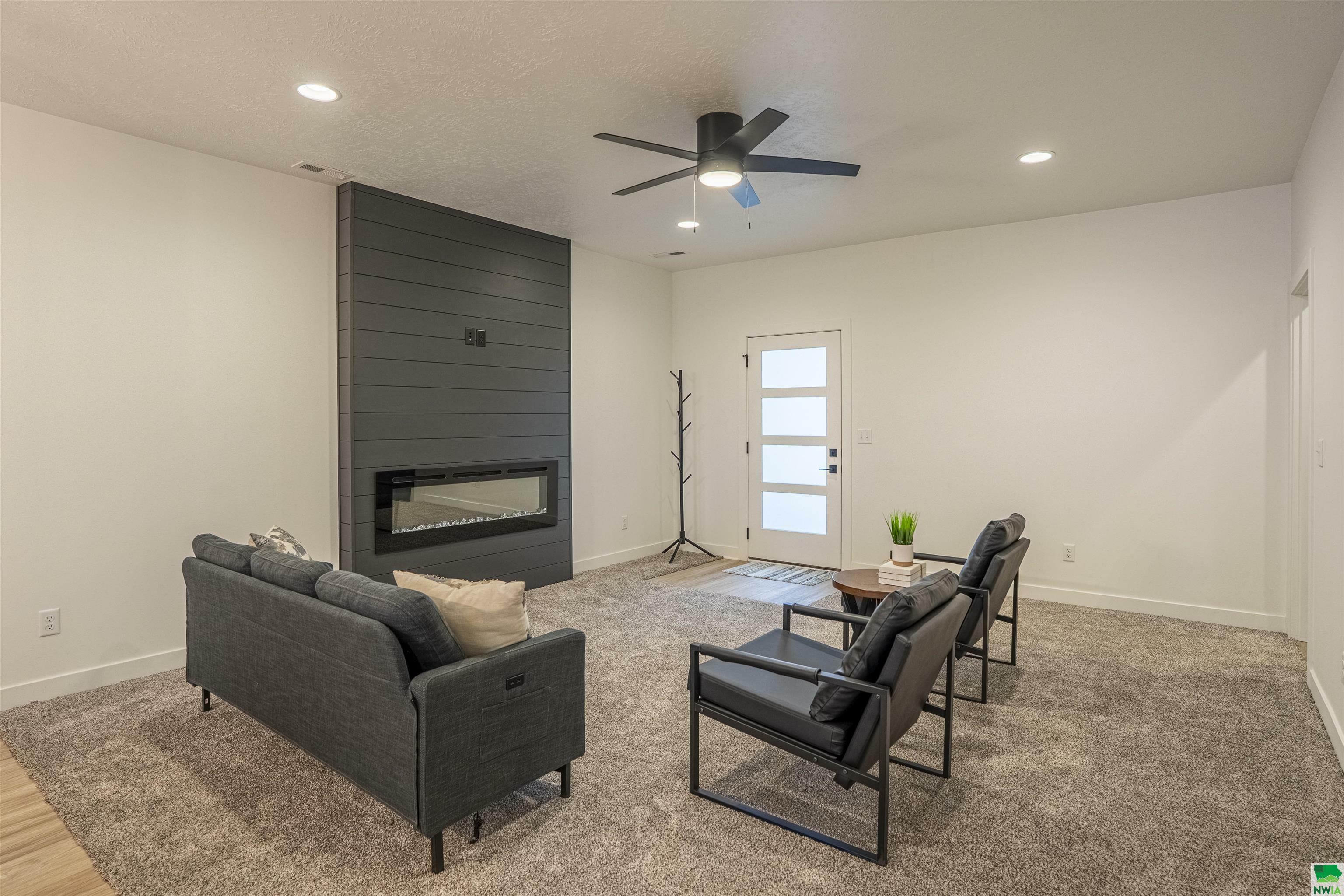 Property Photo: 702 17th St SE 2 IA 51041