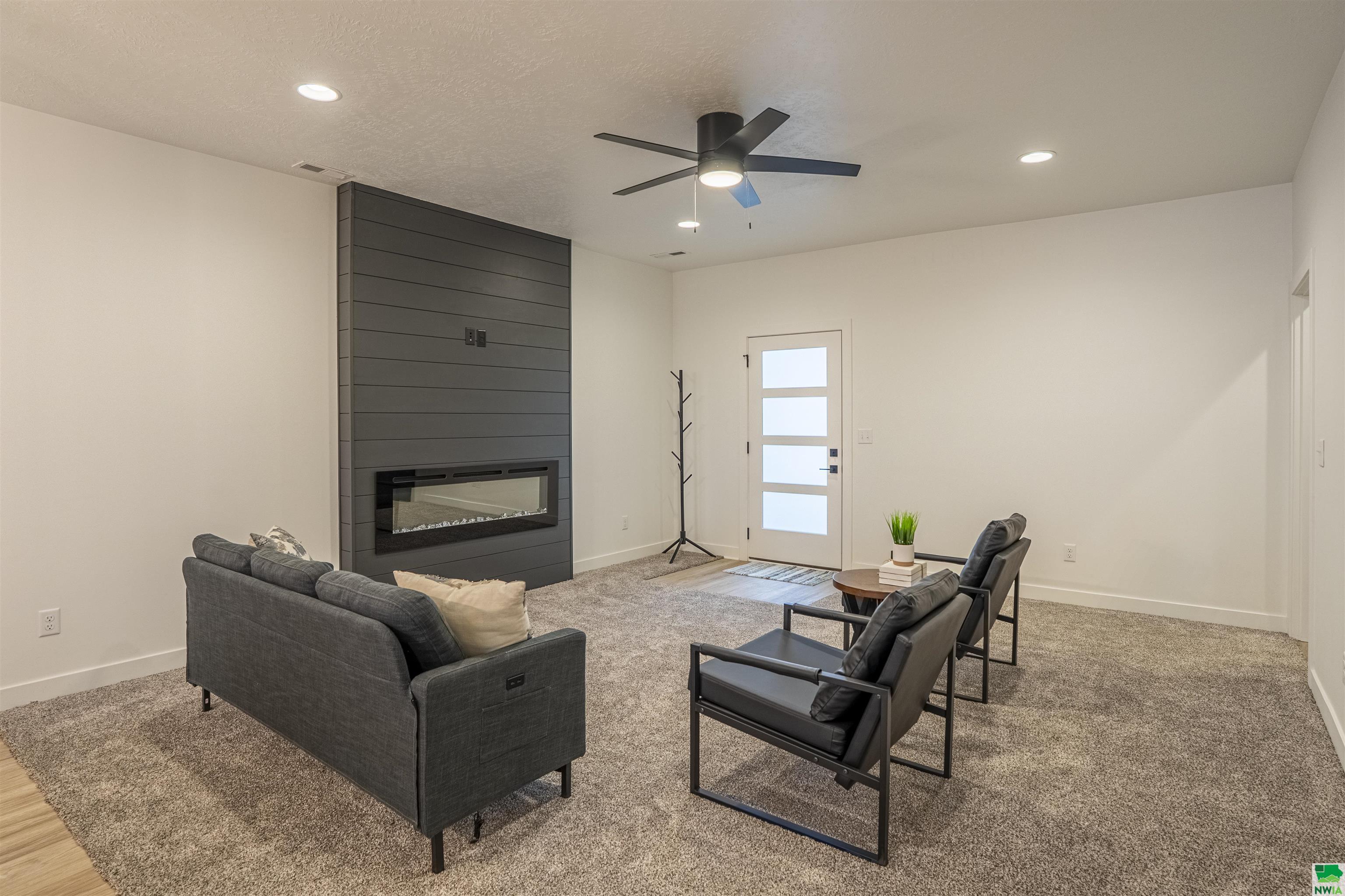 Property Photo: 702 17th St SE 2 IA 51041