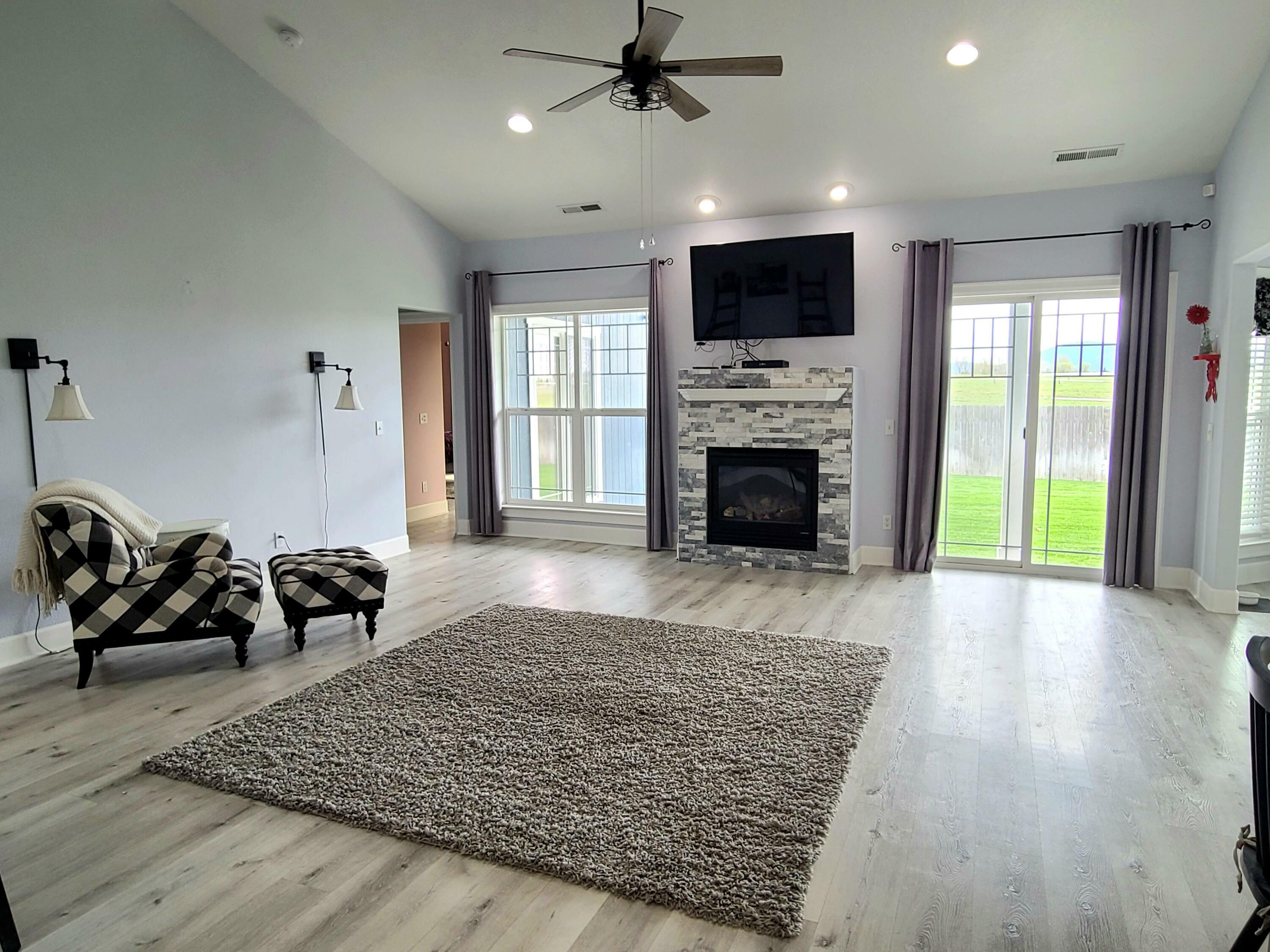 Property Photo: 3311 Barnes Way OR 97603
