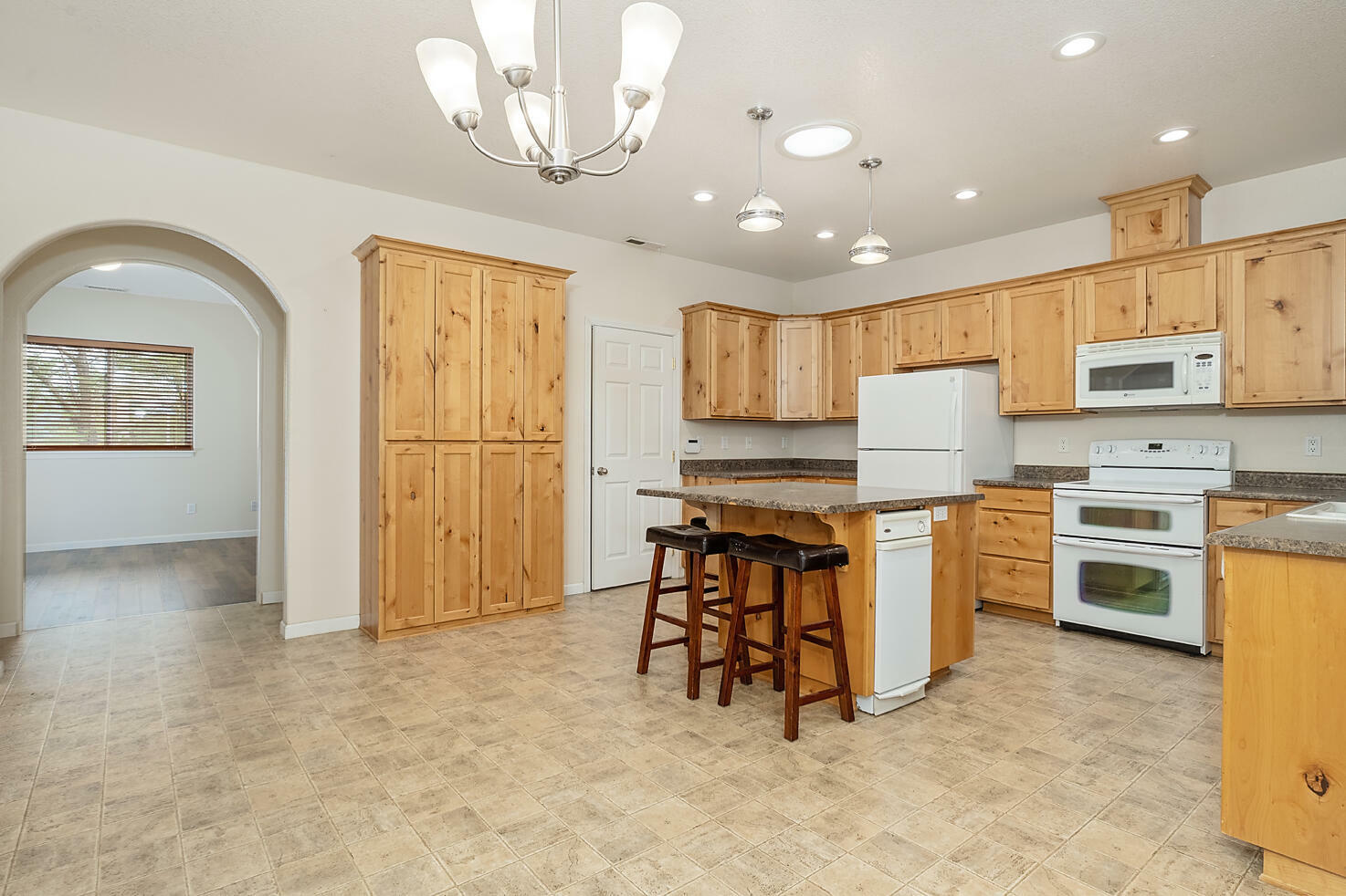 Property Photo: 1634 NW F Street OR 97526