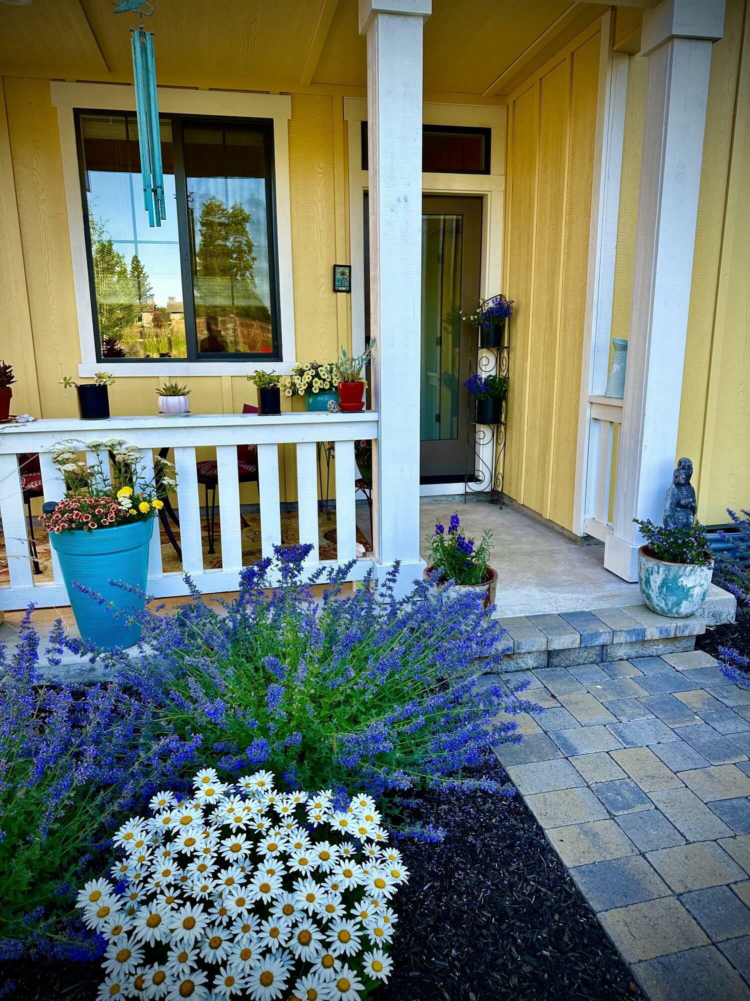 Property Photo: 1112 N Wildflower Lane OR 97759