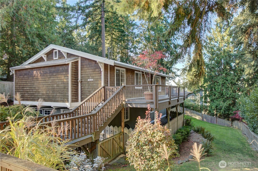 Property Photo: 829 207th Avenue NE WA 98074