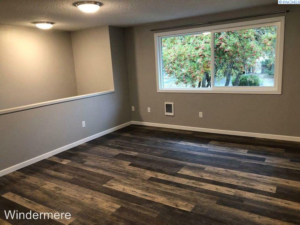 Property Photo: 385 NW Robert WA 99163