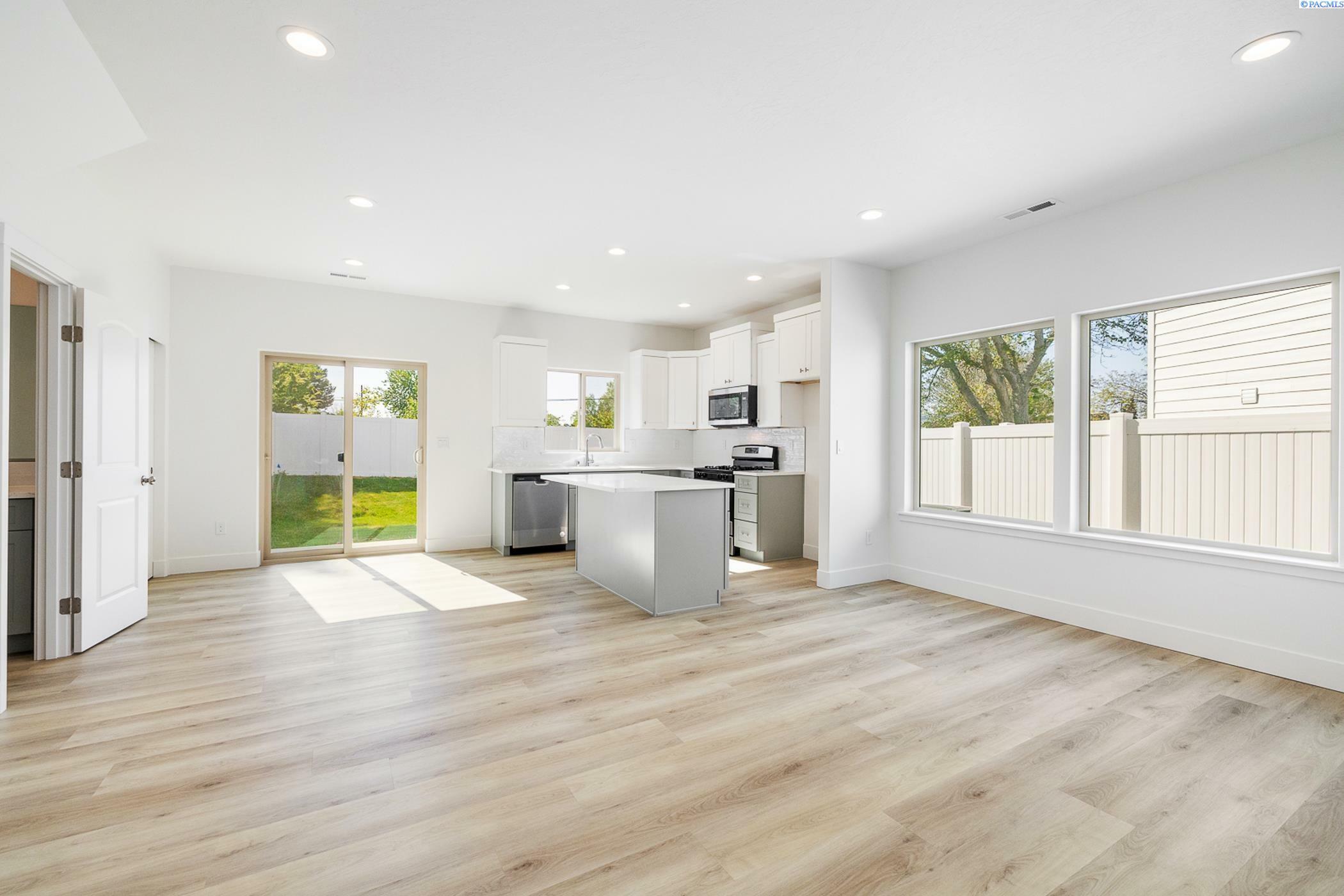 Property Photo: 1118 S Underwood Pl WA 99337