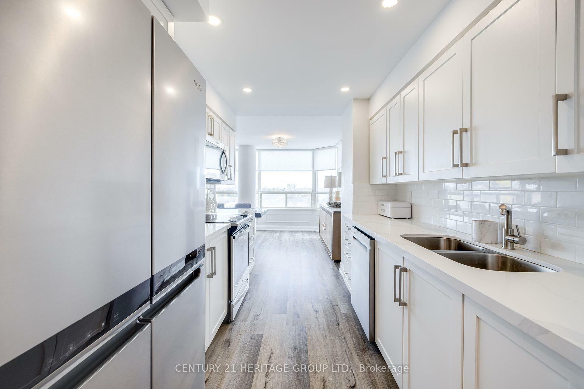 Property Photo: 7 Townsgate Drive 707 ON L4J 7Z9