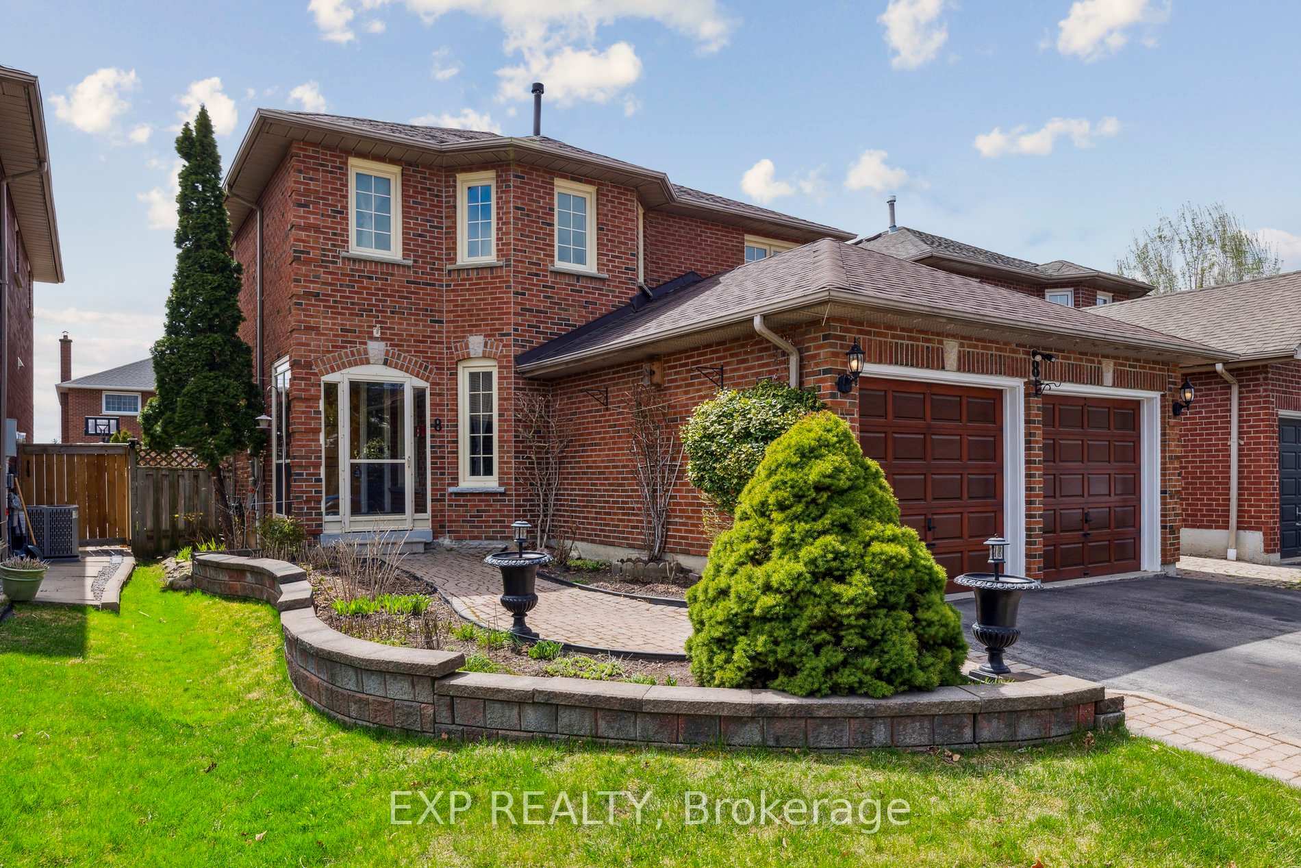 Photo de la propriété: 8 Martinet Street ON L1N 8K8
