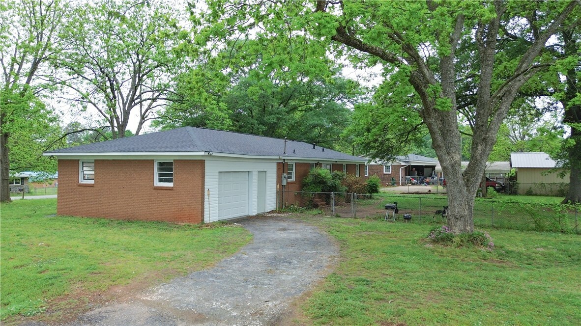 Property Photo: 415 Chauga Drive SC 29626